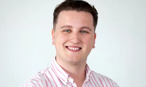 Porträt FAB Mitarbeiter Simon Hardt